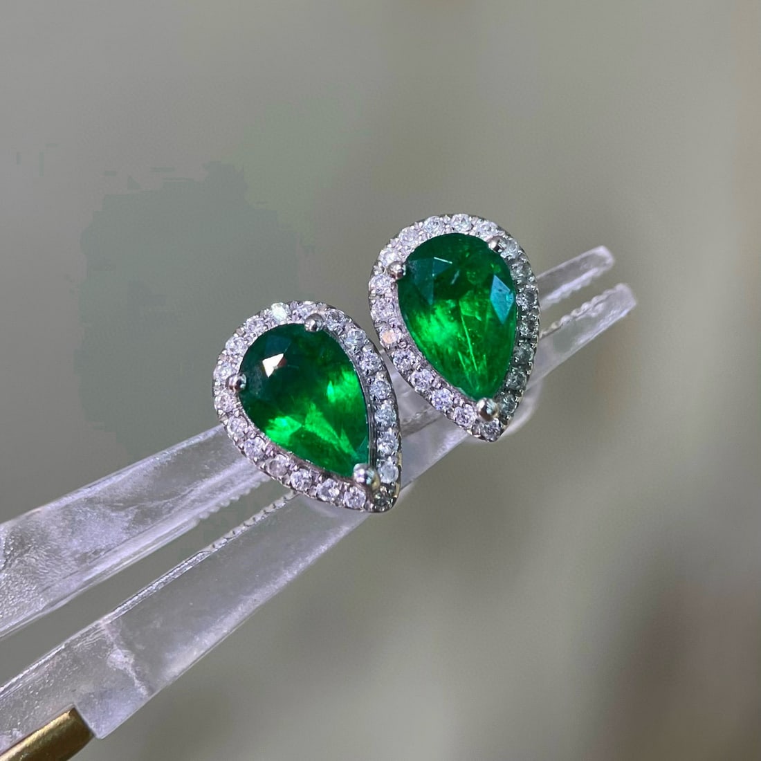 14k Gold 1.05 Ctw Vivid Green Natural Emerald & Diamond Earrings: Ref:230950418 // gold content:14k gold // main gemstone:emerald // shape:pear // carat weight:0. 93ct // color:vivid green // treatment:natural // // adjacent gemstone 2 : diamond // shape:round //