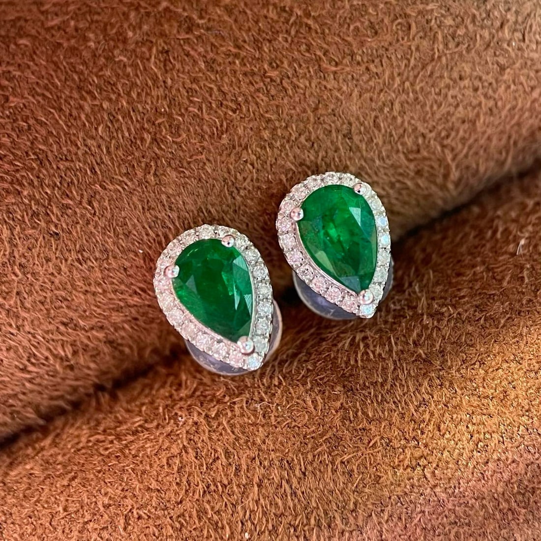 14k Gold 1.05 Ctw Vivid Green Natural Emerald & Diamond Earrings - 3