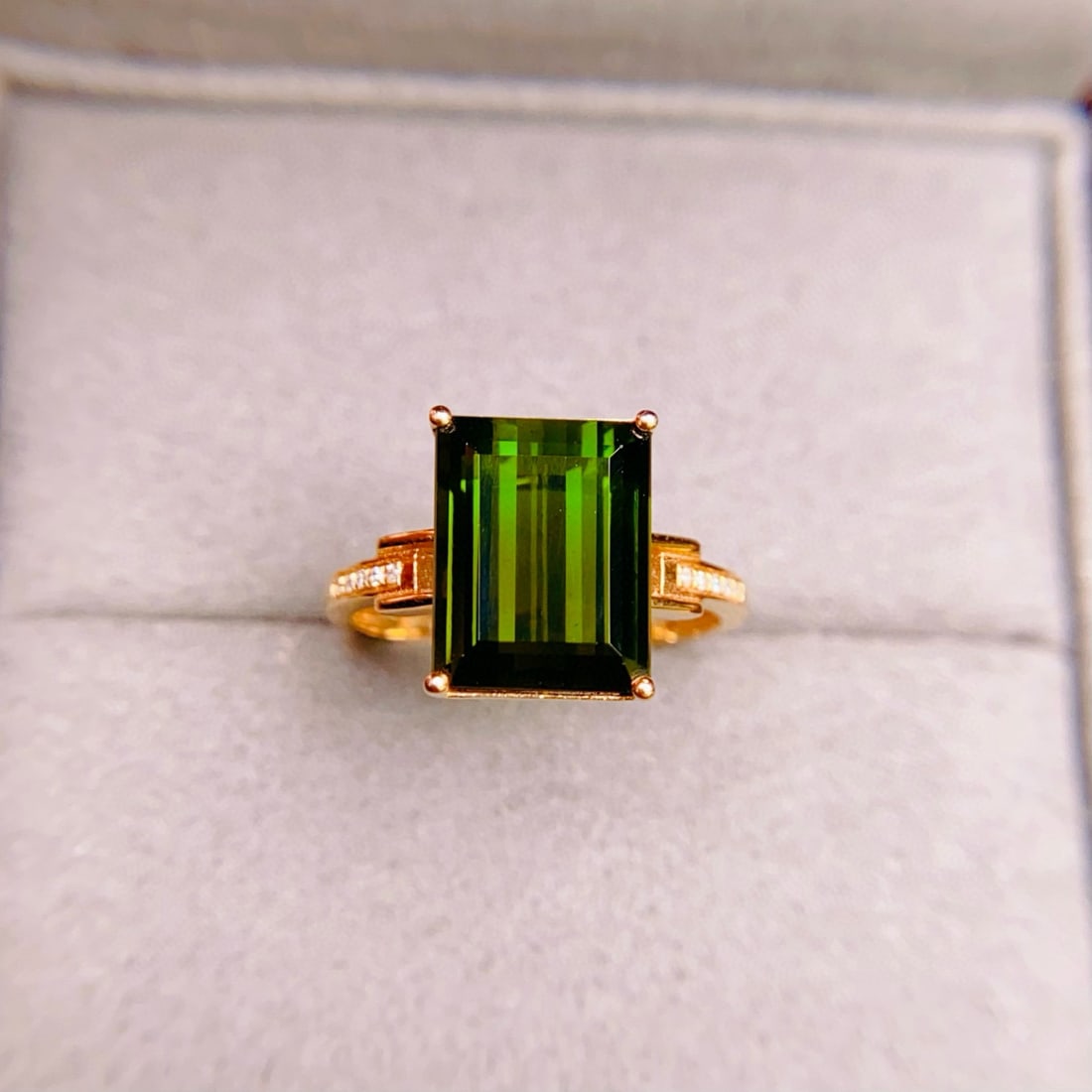 14k Gold 4.58 Ctw Natural Tourmaline & Diamond Ring: Ref:230950423 // gold content:14k gold // ring size:7. 25us // // main gemstone:tourmaline // shape:octagonal // carat weight:4. 55ct // color:green // treatment:natural // // adjacent gemstone 2 : di
