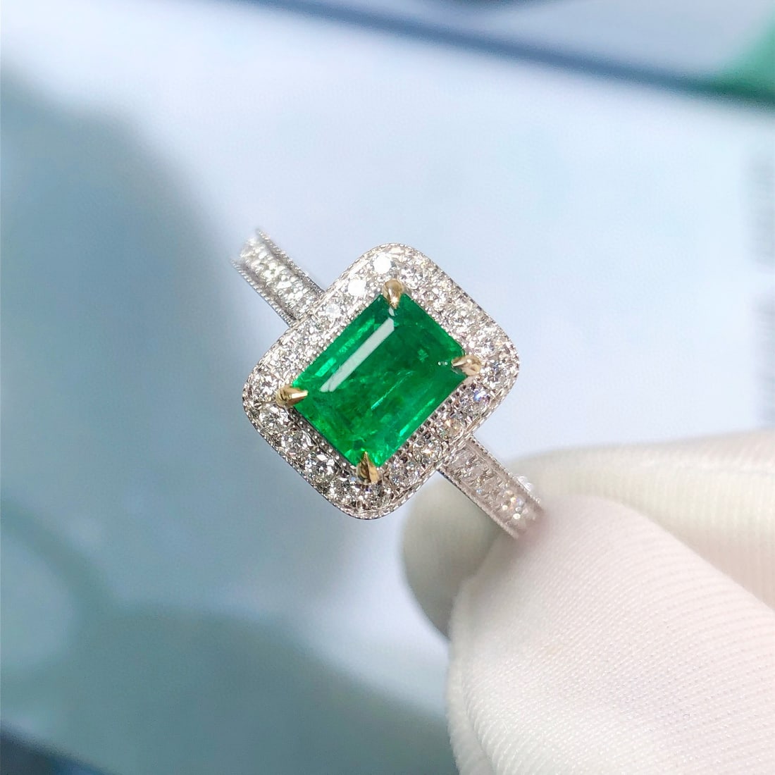 14k Gold 1.48 Ctw Vivid Green Natural Emerald & Diamond Ring - 5