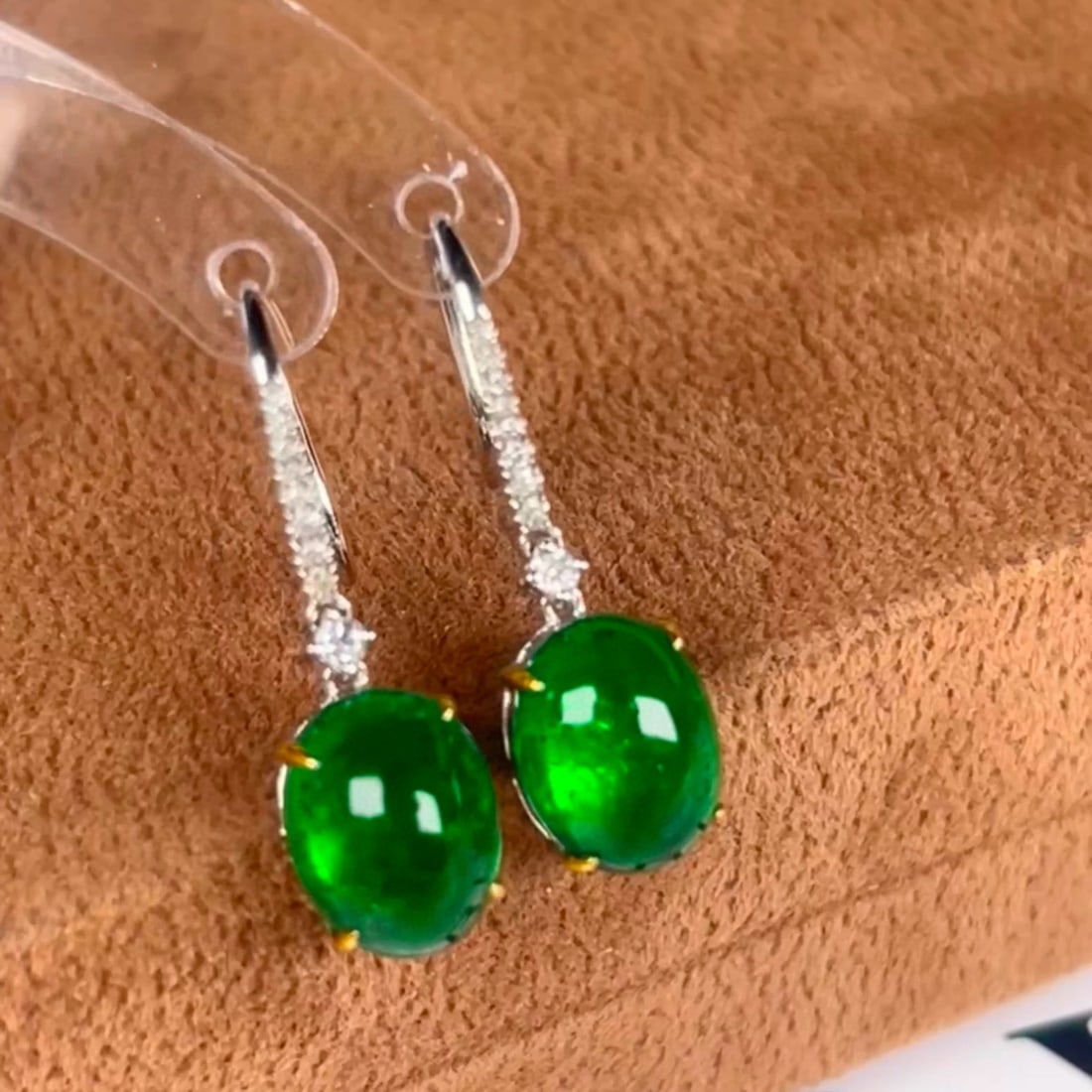 14k Gold 5.5 Ct Vivid Green Natural Emerald & Diamond Earrings: Ref:230950445 // gold content:14k gold // main gemstone:emerald // shape:oval // carat weight:5. 5ct // color:vivid green // treatment:natural // // adjacent gemstone 2 : diamond // shape:round //