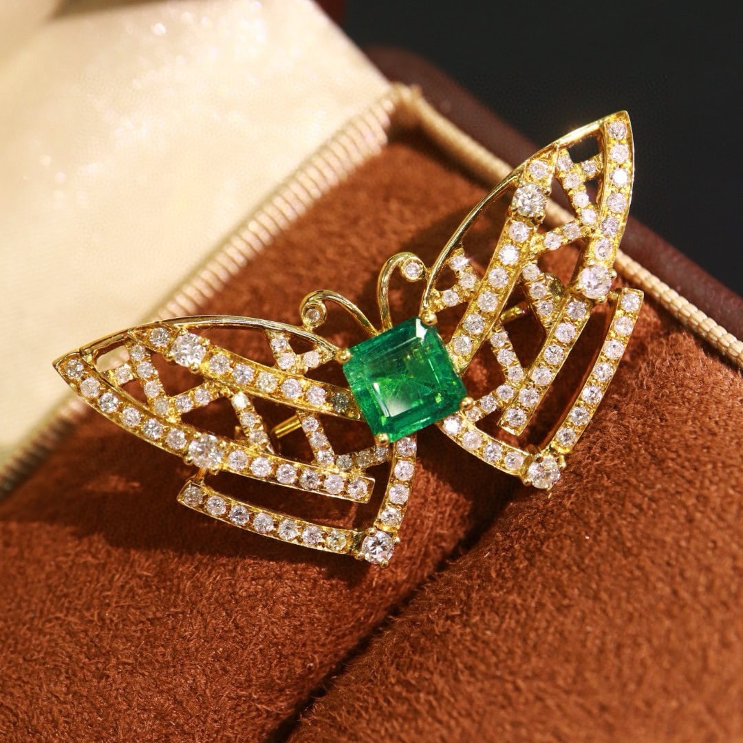 14k Gold 2.4 Ctw Natural Emerald & Diamond Brooch: Ref:230951021 // gold content:14k gold // main gemstone:emerald // shape:octagonal // carat weight:1. 2ct // color:green // treatment:natural // // adjacent gemstone 2 : diamond // shape:round // cara