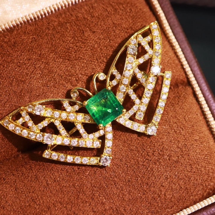 14k Gold 2.4 Ctw Natural Emerald & Diamond Brooch - 3