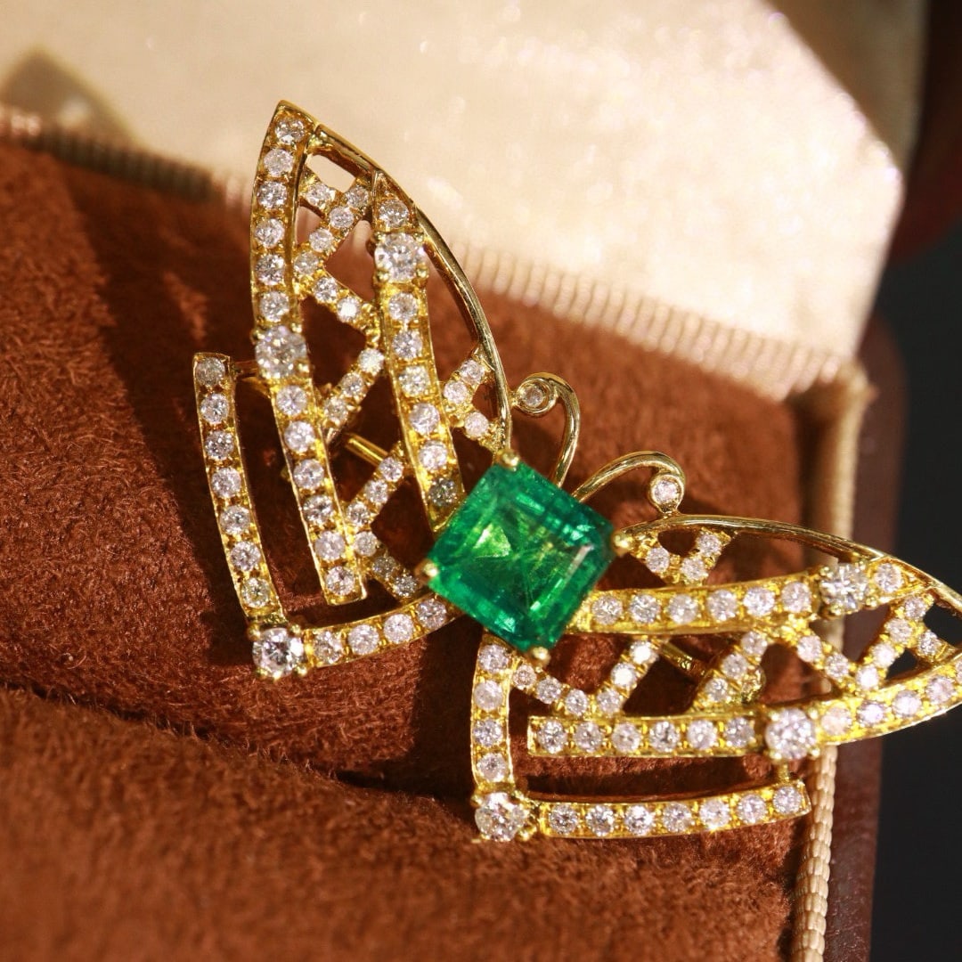 14k Gold 2.4 Ctw Natural Emerald & Diamond Brooch - 5