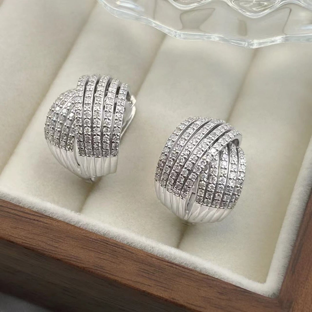 14k Gold 1.7 Ct Natural H Diamond Earrings: Ref:230951023 // gold content:14k gold // main gemstone:diamond // shape:round // carat weight:1. 7ct // clarity grade:vs-si // color:h // treatment:natural // cut grade:g // Condition: New Low Estim