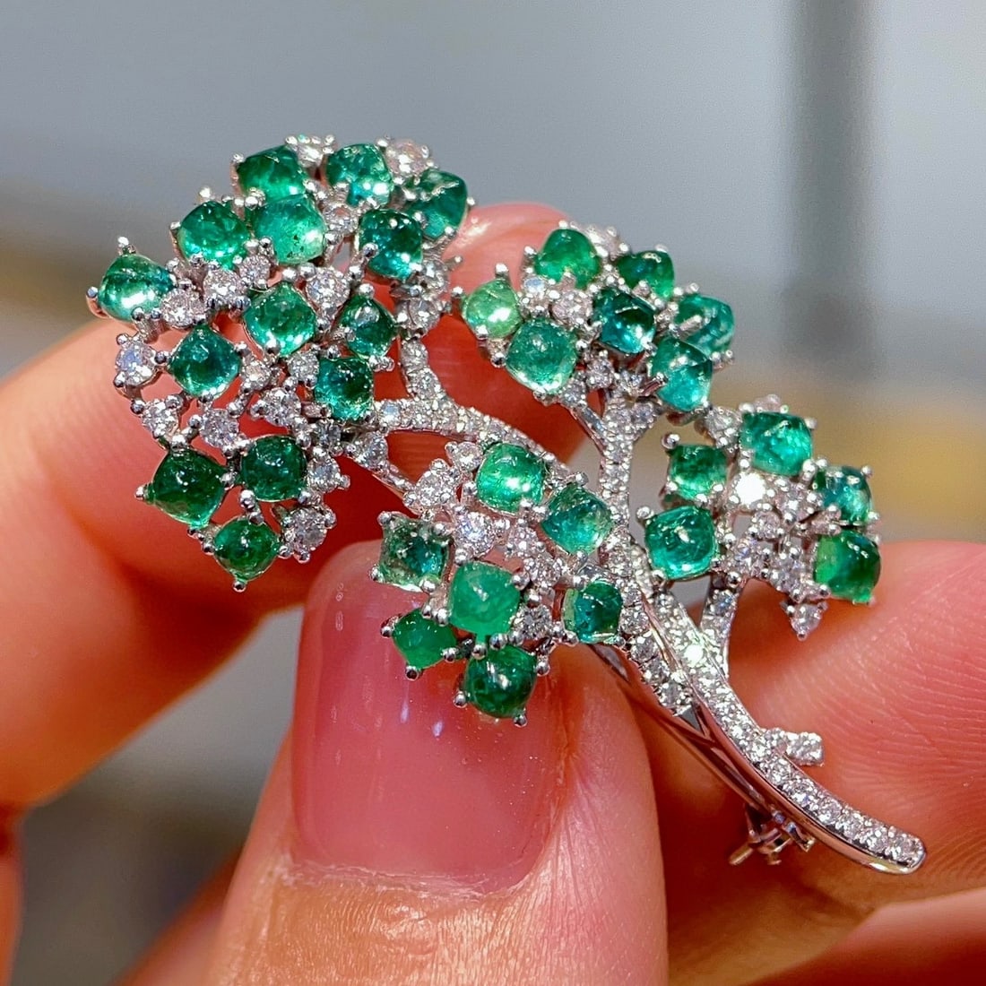 14k Gold 3.78 Ctw Natural Emerald & Diamond Brooch: Ref:230951026 // gold content:14k gold // main gemstone:emerald // shape:suger-loaf // carat weight:3. 08ct // color:green // treatment:natural // // adjacent gemstone 2 : diamond // shape:round // ca