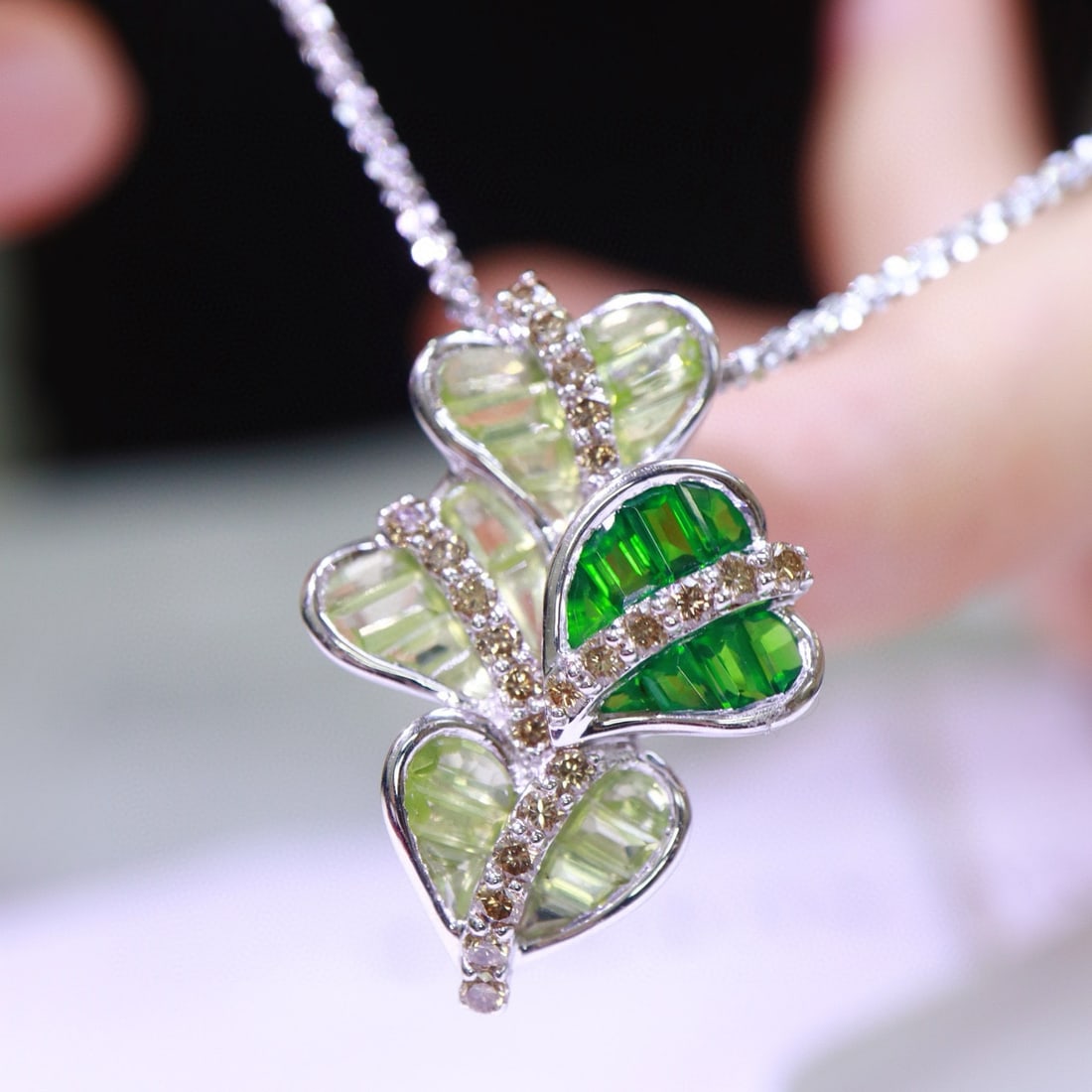 14k Gold 1.65 Ctw Natural Tsavorite & Peridot Necklace: Ref:230951077 // gold content:14k gold // main gemstone:tsavorite // shape:baguette // carat weight:0. 5ct // color:green // treatment:natural // // adjacent gemstone 2 : peridot // shape:baguette