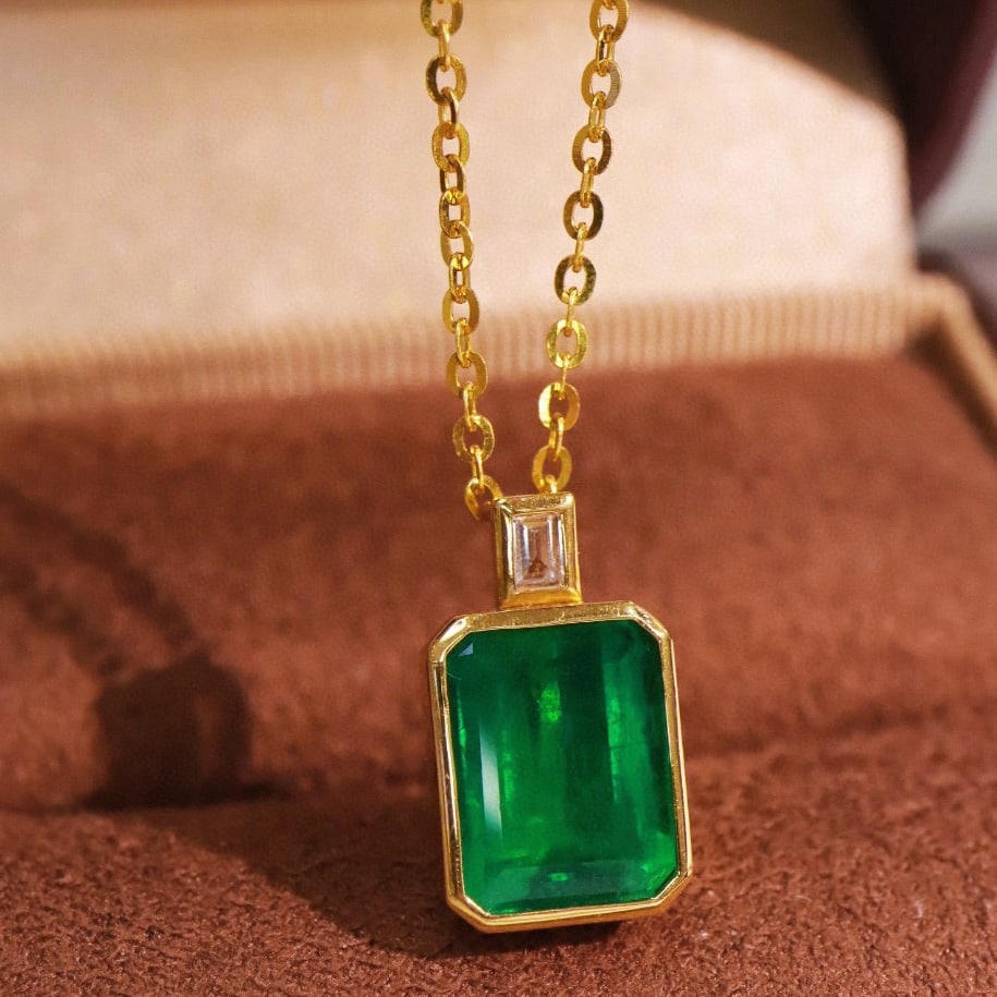 14k Gold 3.225 Ctw Vivid Green Natural Emerald & Diamond Necklace: Ref:230951118 // gold content:14k gold // main gemstone:emerald // shape:octagonal // carat weight:3. 22ct // color:vivid green // treatment:natural // // adjacent gemstone 2 : diamond // shape:baguet