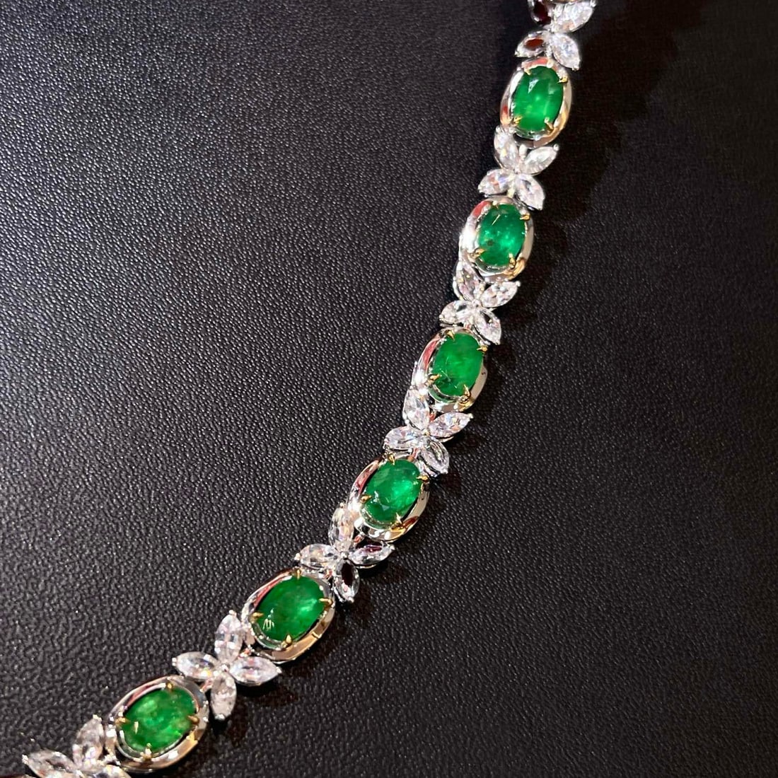 14k Gold 8.44 Ctw Vivid Green Natural Emerald & Sapphire Bracelet: Ref:230951136 // gold content:14k gold // main gemstone:emerald // shape:oval // carat weight:4. 6ct // color:vivid green // treatment:natural // // adjacent gemstone 2 : sapphire // number of stones: