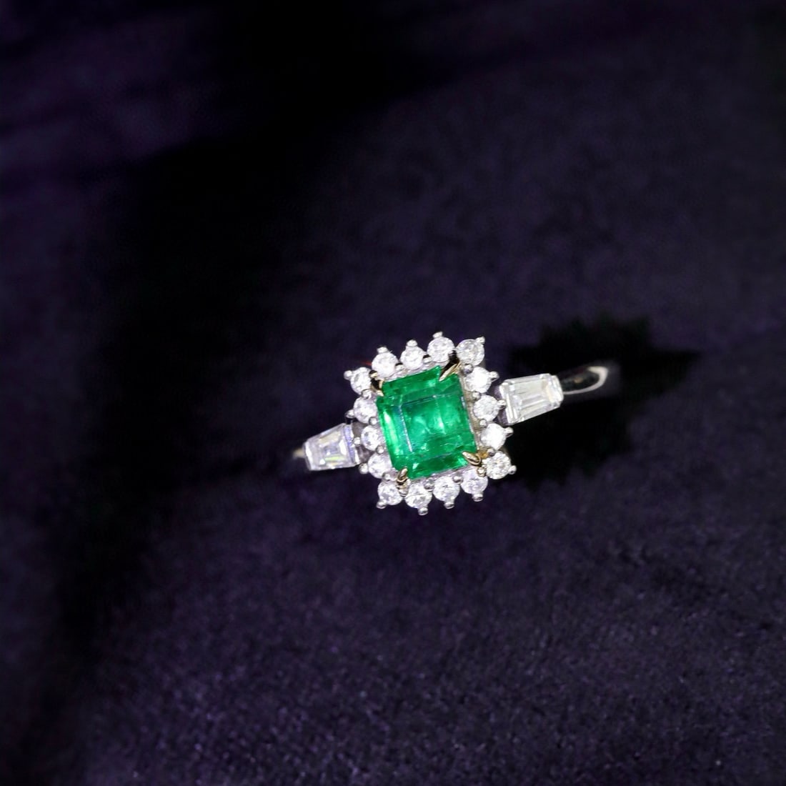 14k Gold 1.00 Ctw Vivid Green Natural Emerald & Diamond Ring - 3