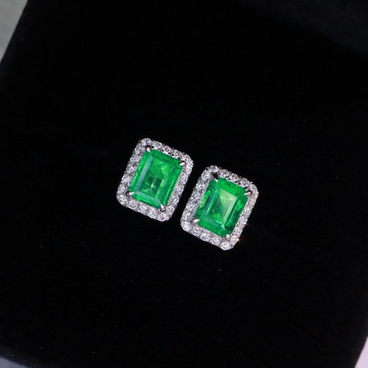 14k Gold 1.04 Ctw Natural Emerald & Diamond Earrings: Ref:230951174 // gold content:14k gold // main gemstone:emerald // shape:octagonal // carat weight:0. 84ct // color:green // treatment:natural // // adjacent gemstone 2 : diamond // shape:round //