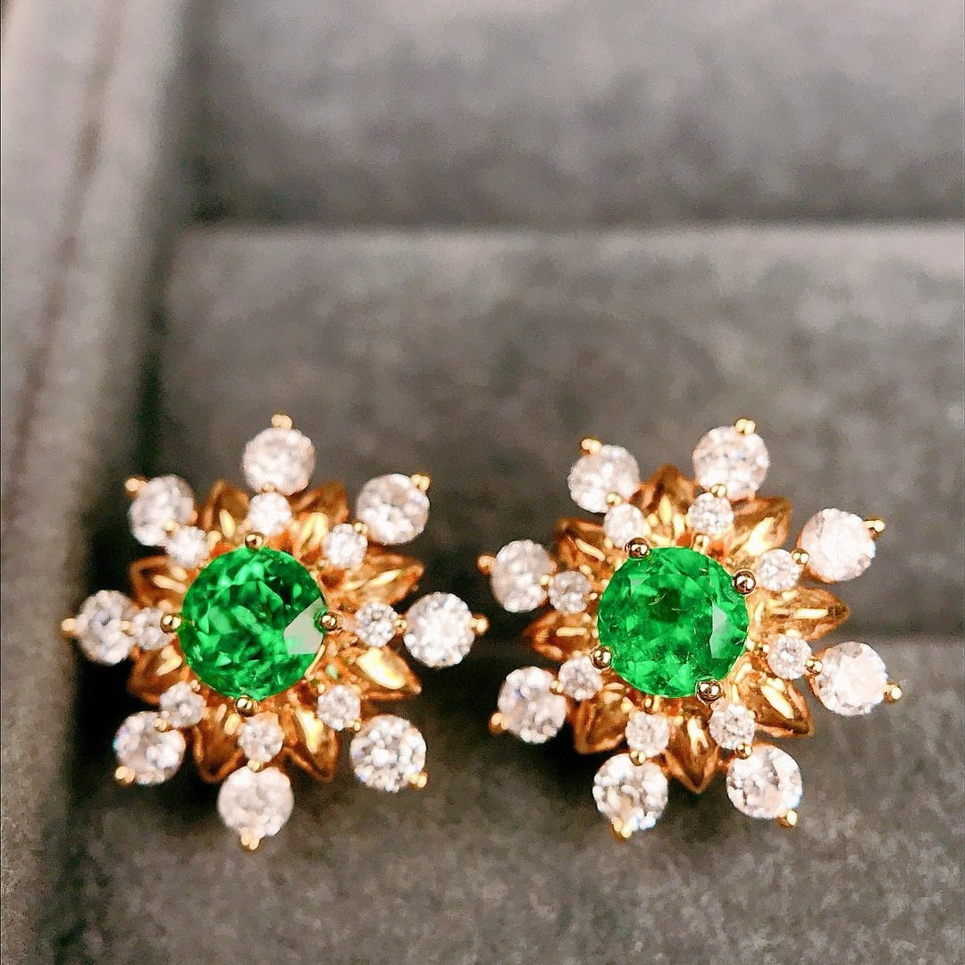 14k Gold 1.12 Ctw Vivid Green Natural Emerald & Diamond Earrings: Ref:230951182 // gold content:14k gold // main gemstone:emerald // shape:round // carat weight:0. 55ct // color:vivid green // treatment:natural // cut grade:g // // adjacent gemstone 2 : diamond