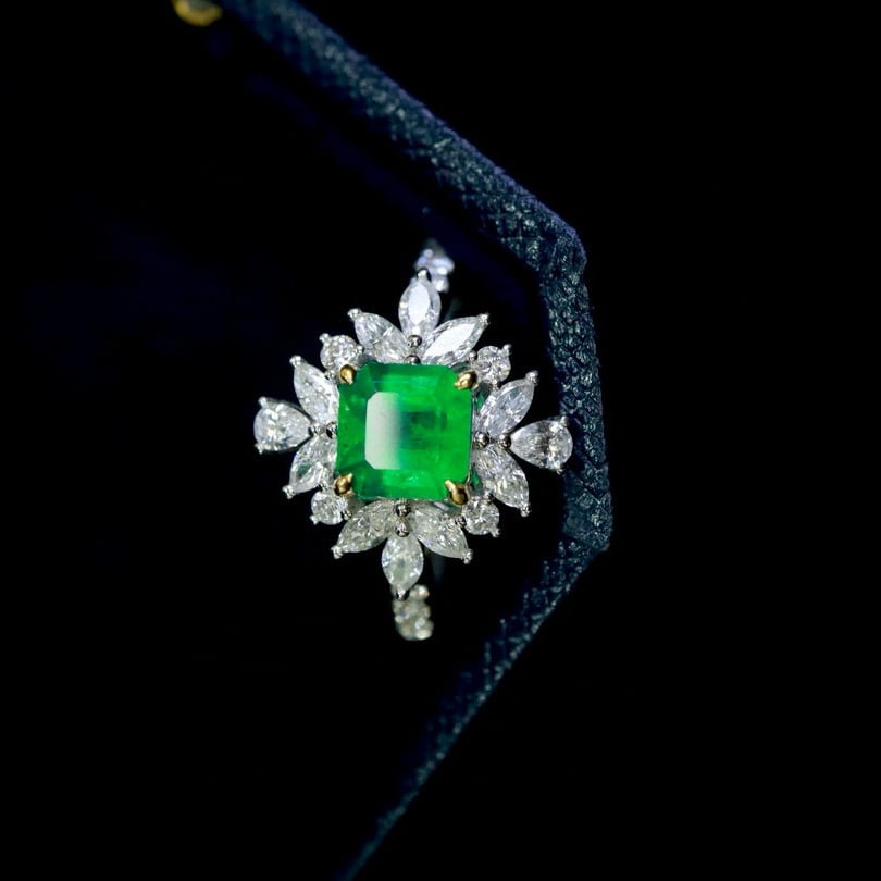 14k Gold 1.44 Ctw Vivid Green Natural Emerald & Diamond Ring - 3