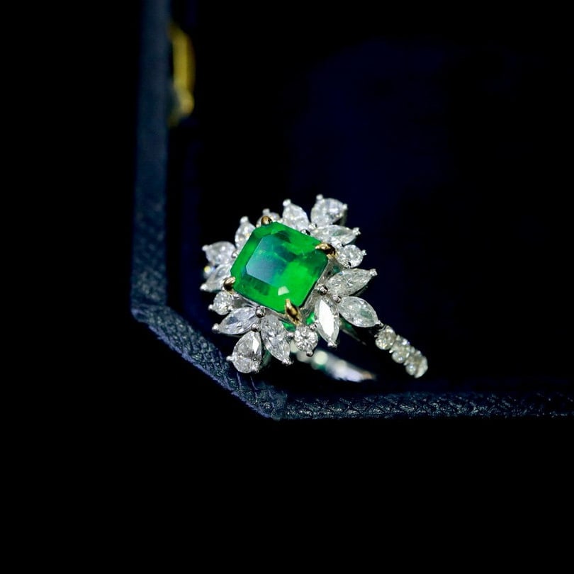 14k Gold 1.44 Ctw Vivid Green Natural Emerald & Diamond Ring - 5