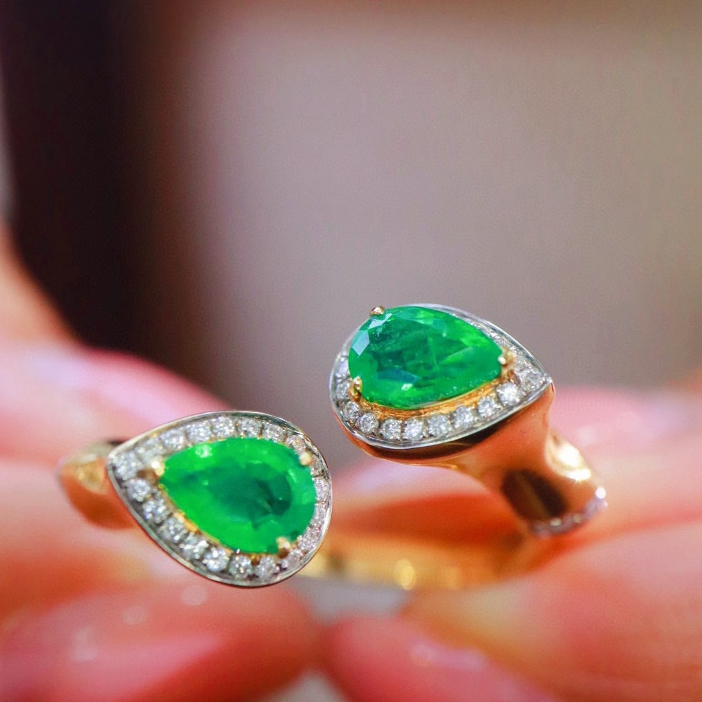 14k Gold 0.95 Ctw Vivid Green Natural Emerald & Diamond Ring: Ref:230951200 // gold content:14k gold // ring size:7. 25us // // main gemstone:emerald // shape:pear // carat weight:0. 74ct // color:vivid green // treatment:natural // // adjacent gemstone 2 : diam
