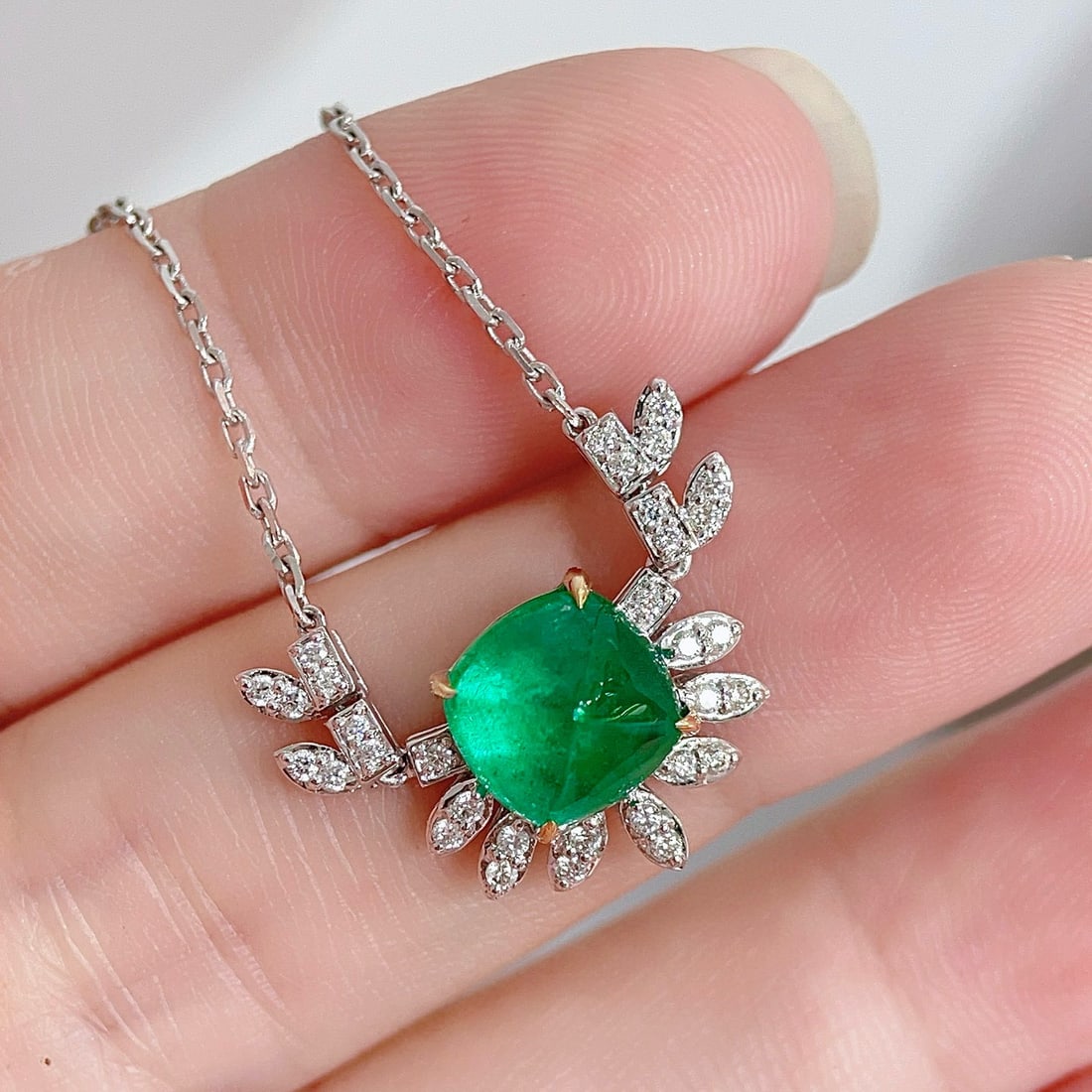 14k Gold 2.50 Ctw Vivid Green Natural Emerald & Diamond Necklace - 4