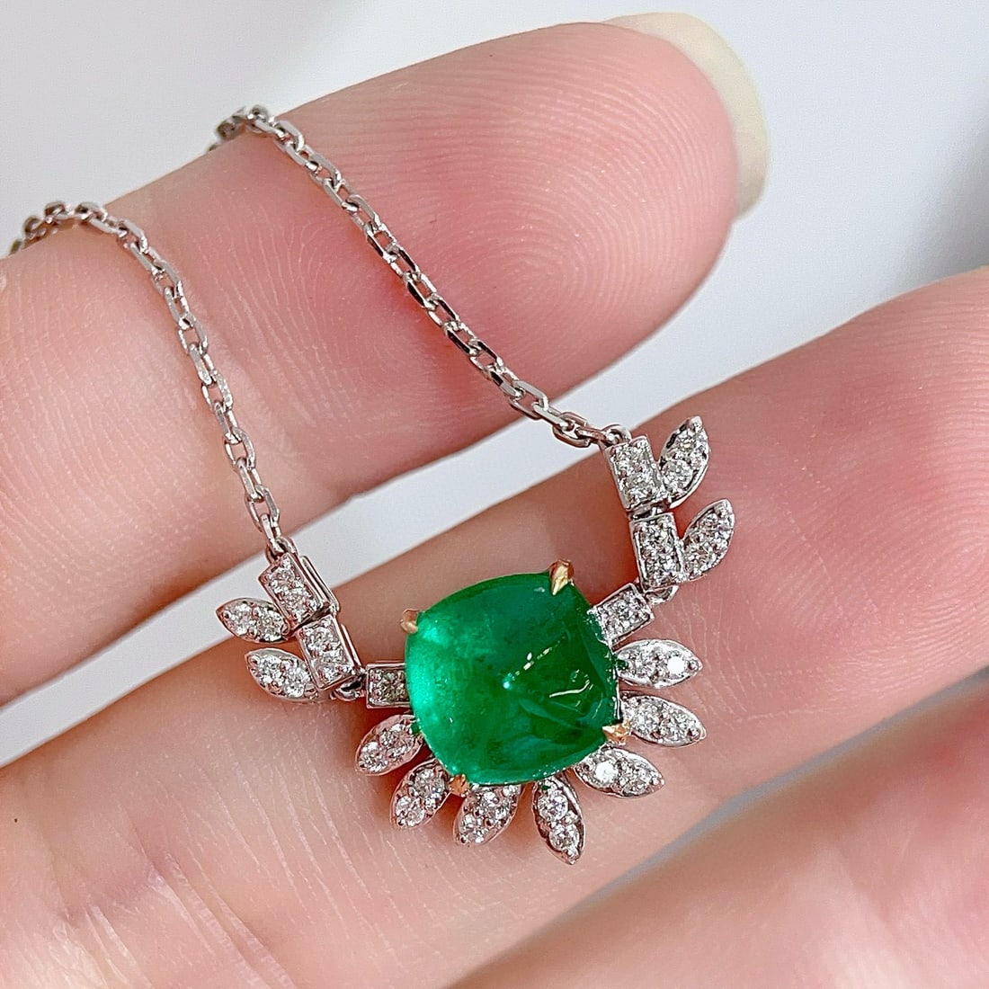 14k Gold 2.50 Ctw Vivid Green Natural Emerald & Diamond Necklace - 5