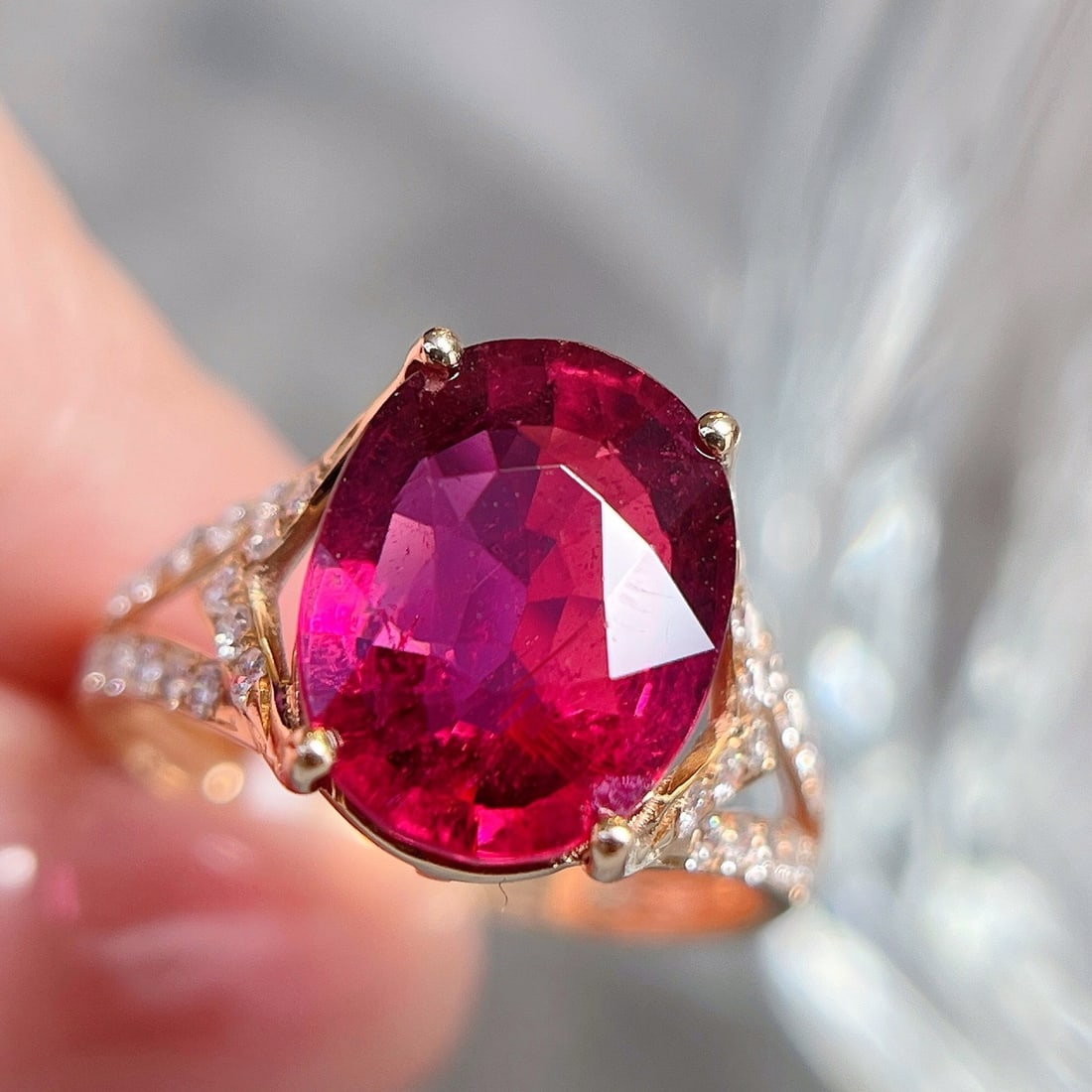 14k Gold 4.5 Ct Natural Tourmaline & Diamond Ring: Ref:230951207 // gold content:14k gold // ring size:7. 25us // // main gemstone:tourmaline // shape:oval // carat weight:4. 5ct // color:red // treatment:natural // // adjacent gemstone 2 : diamond //