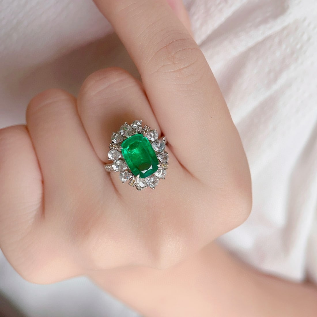 14k Gold 4.7 Ctw Vivid Green Natural Emerald & Sapphire Ring - 2