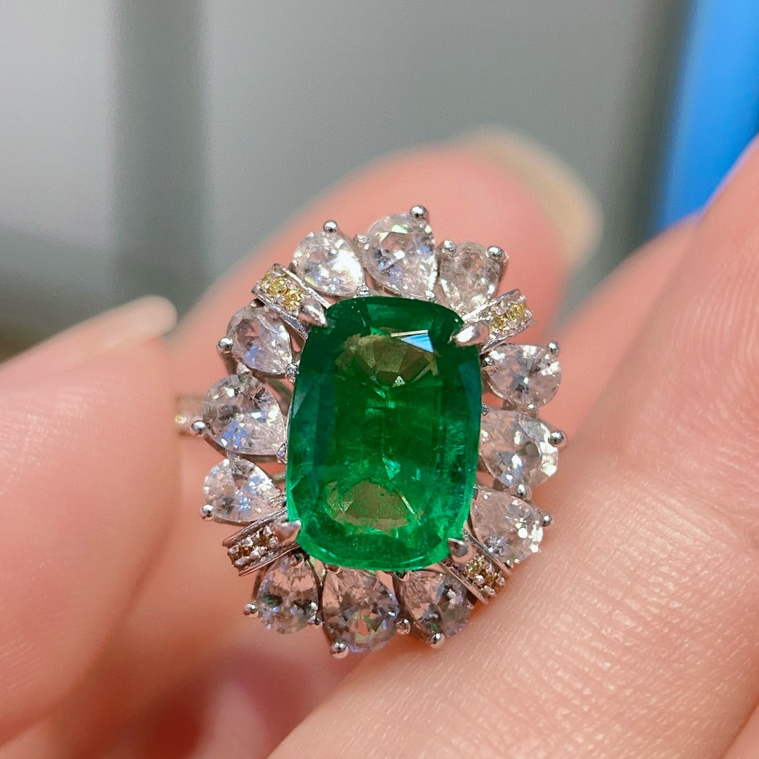 14k Gold 4.7 Ctw Vivid Green Natural Emerald & Sapphire Ring - 3
