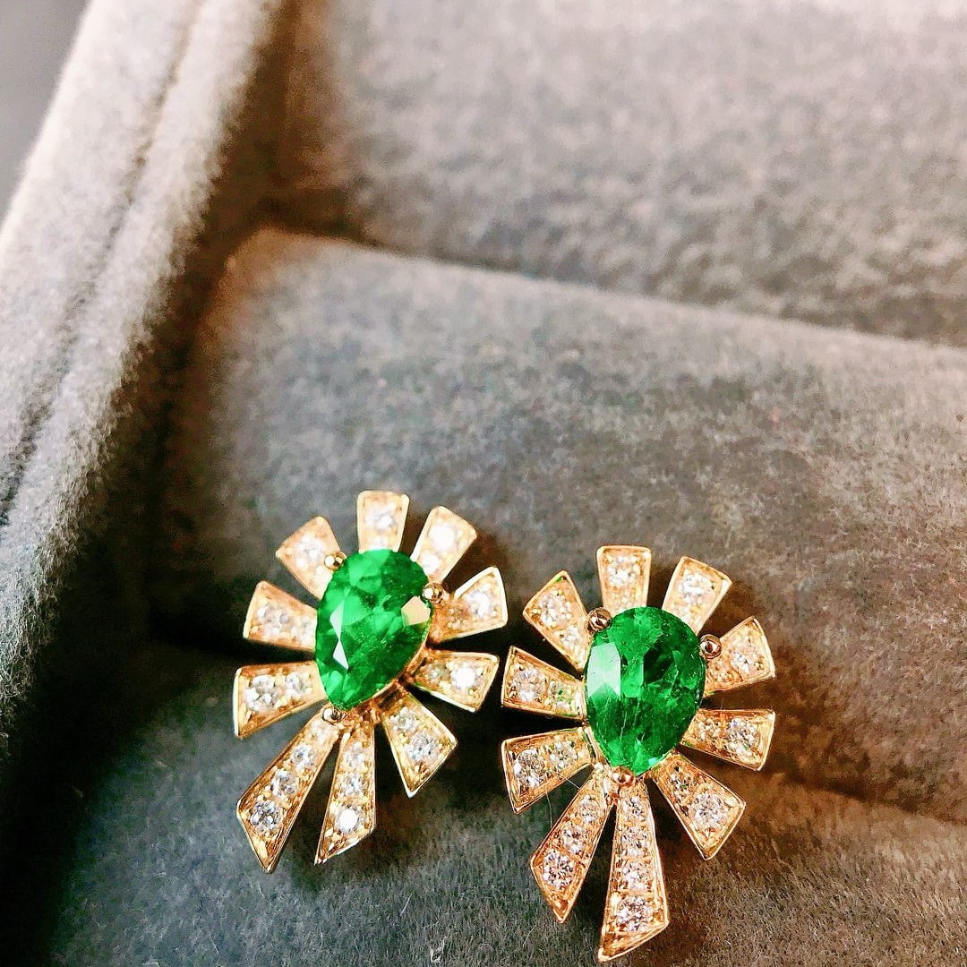 14k Gold 0.80 Ctw Vivid Green Natural Emerald & Diamond Earrings: Ref:230951230 // gold content:14k gold // main gemstone:emerald // shape:pear // carat weight:0. 64ct // color:vivid green // treatment:natural // // adjacent gemstone 2 : diamond // shape:round // ca
