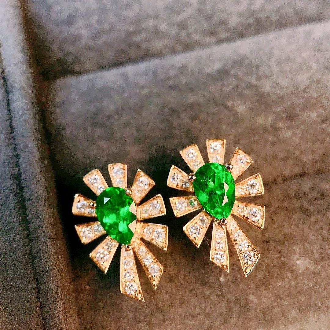 14k Gold 0.80 Ctw Vivid Green Natural Emerald & Diamond Earrings - 3