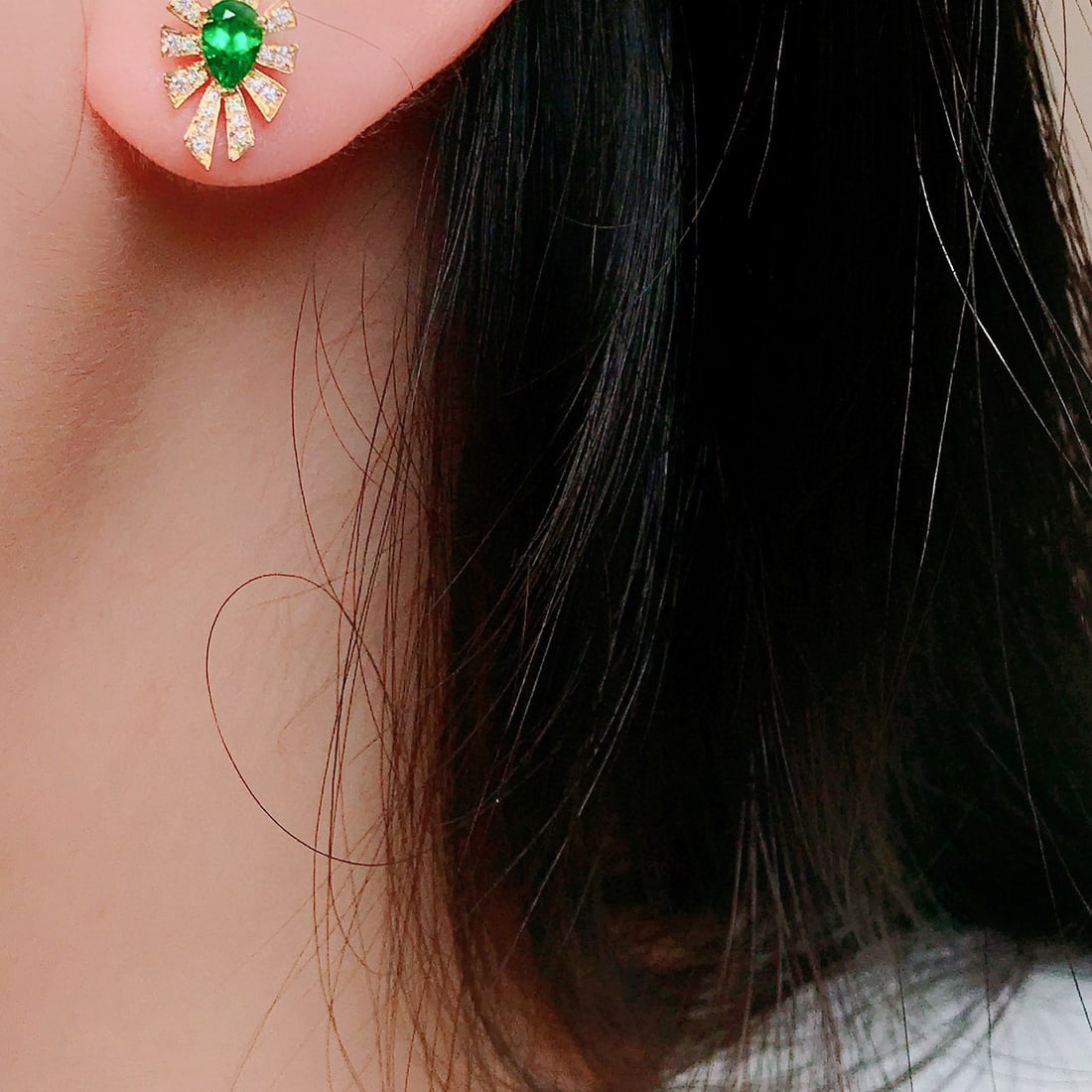 14k Gold 0.80 Ctw Vivid Green Natural Emerald & Diamond Earrings - 4