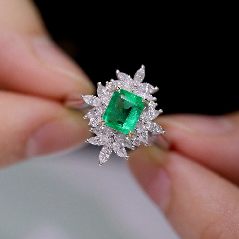 14k Gold 1.50 Ctw Natural Emerald & Diamond Ring - 4