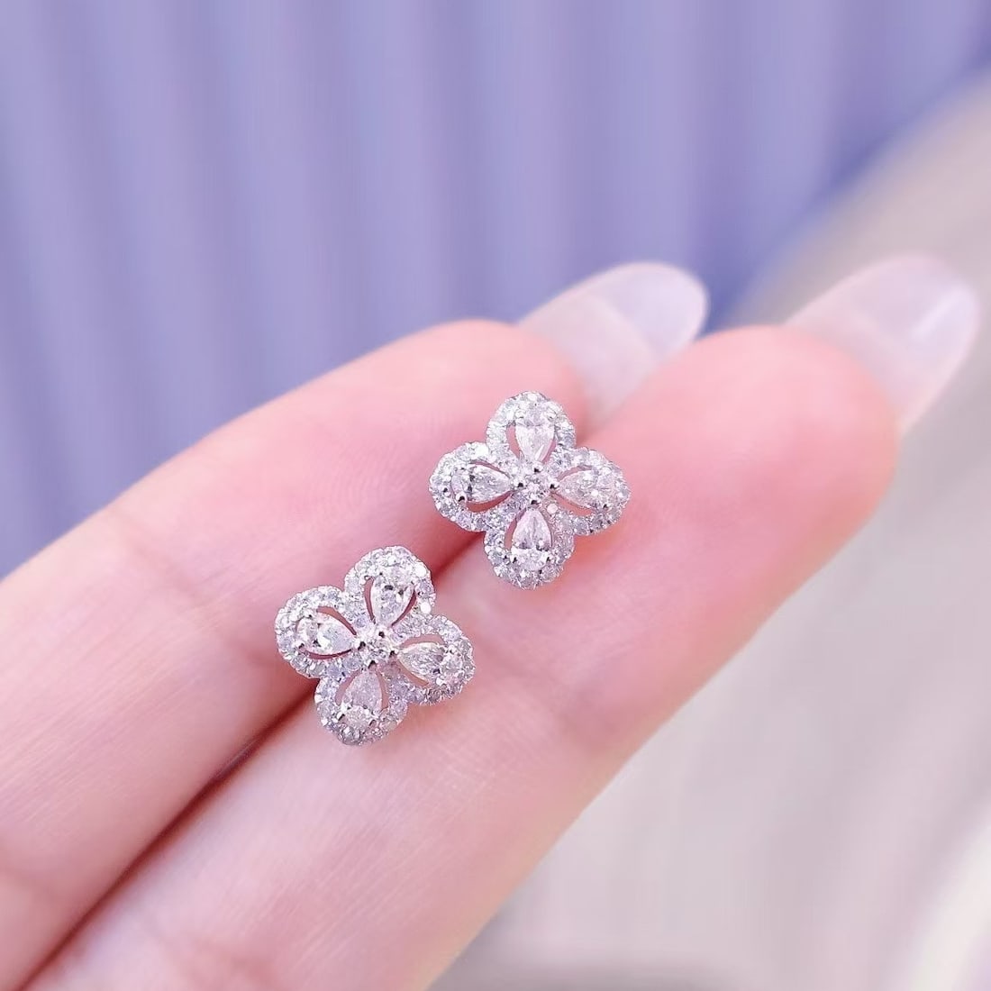 14k Gold 0.8 Ct Natural H Diamond Earrings: Ref:230951235 // gold content:14k gold // main gemstone:diamond // shape:multiply // carat weight:0. 8ct // clarity grade:vs-si // color:h // treatment:natural // Condition: NewLow Estimate: