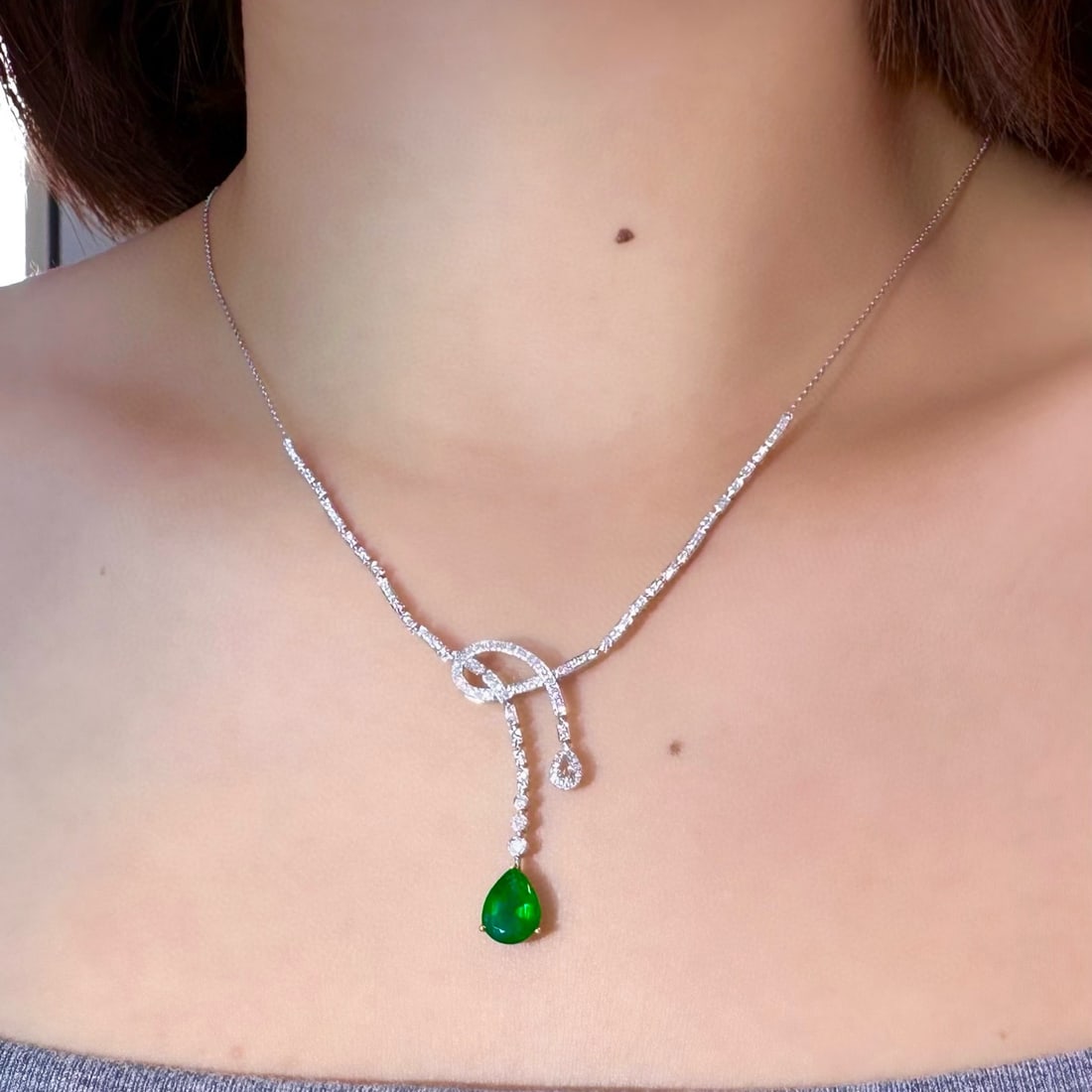 14k Gold 1.75 Ctw Vivid Green Natural Emerald & Diamond Necklace - 2