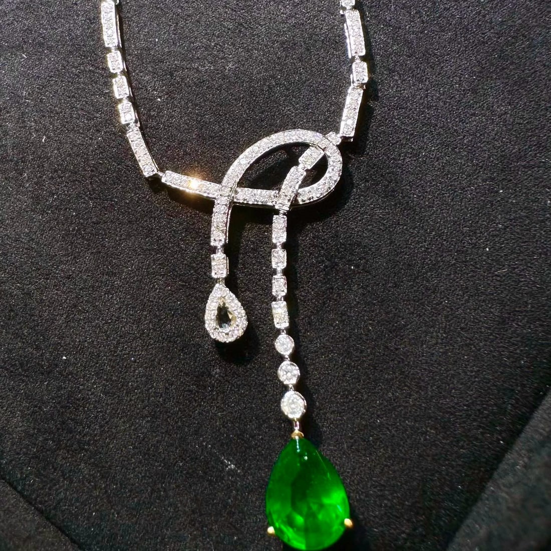 14k Gold 1.75 Ctw Vivid Green Natural Emerald & Diamond Necklace - 4