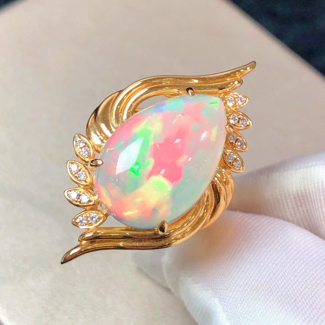 14k Gold 8.44 Ctw Natural Opal & Diamond Ring: Ref:230952015 // gold content:14k gold // ring size:7. 25us // // main gemstone:opal // shape:pear // carat weight:8. 33ct // color:color // treatment:natural // // adjacent gemstone 2 : diamond // sh