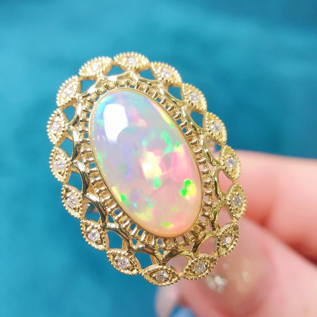 14k Gold 3.04 Ctw Natural Opal & Diamond Ring: Ref:230952025 // gold content:14k gold // ring size:7. 25us // // main gemstone:opal // shape:oval // carat weight:2. 85ct // color:color // treatment:natural // // adjacent gemstone 2 : diamond // sh