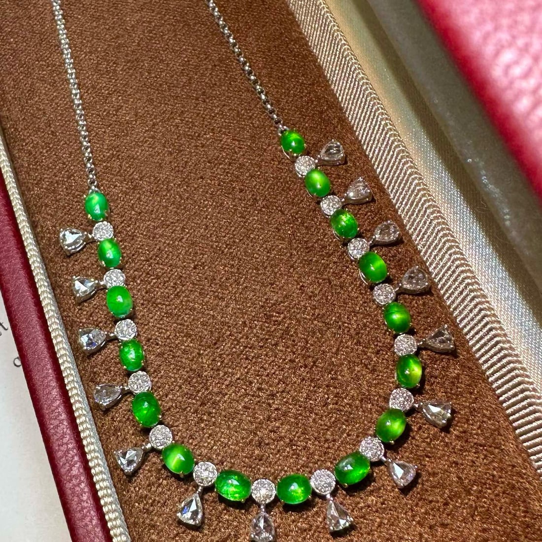 14k Gold 3 Ct Vivid Green Natural Emerald & Diamond Necklace: Ref:230952032 // gold content:14k gold // main gemstone:emerald // shape:oval // carat weight:3ct // color:vivid green // treatment:natural // // adjacent gemstone 2 : diamond // shape:round //