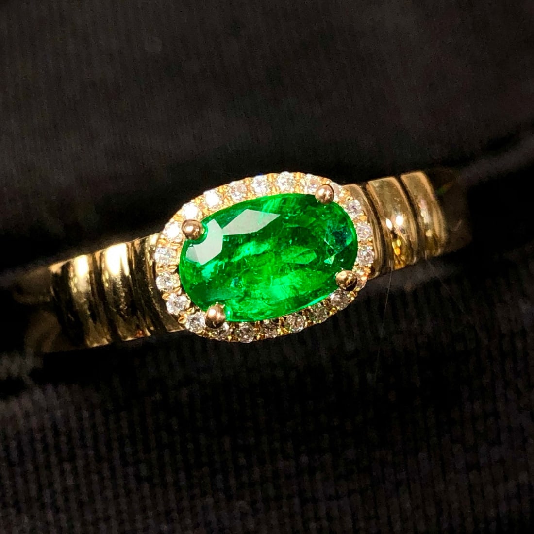 14k Gold 0.59 Ctw Vivid Green Natural Emerald & Diamond Ring - 2