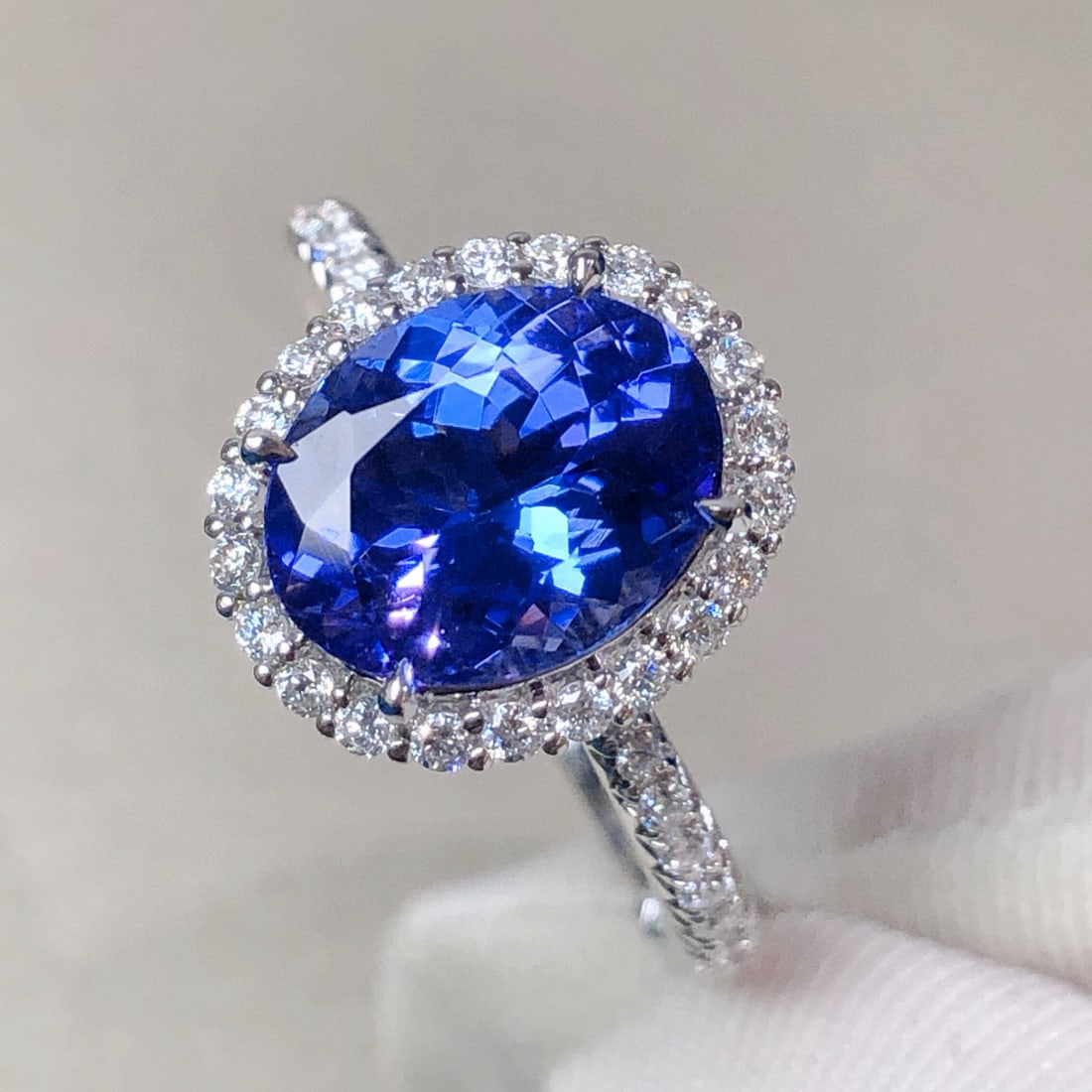 14k Gold 2.84 Ctw Natural Tanzanite & Diamond Ring: Ref:230952036 // gold content:14k gold // ring size:7. 25us // // main gemstone:tanzanite // shape:oval // carat weight:2. 49ct // color:blue // treatment:natural // // adjacent gemstone 2 : diamond /
