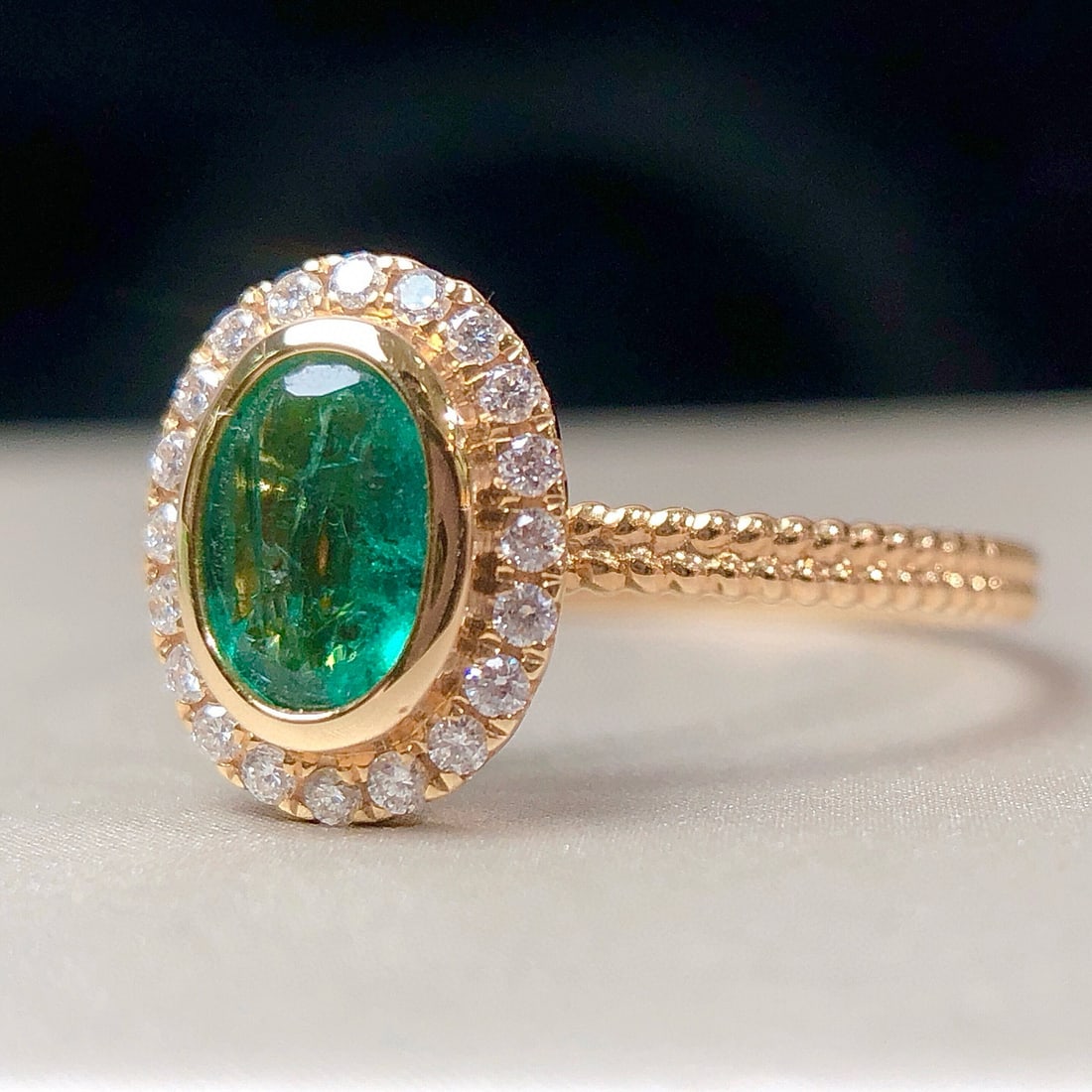 14k Gold 0.64 Ctw Vivid Green Natural Emerald & Diamond Ring - 2