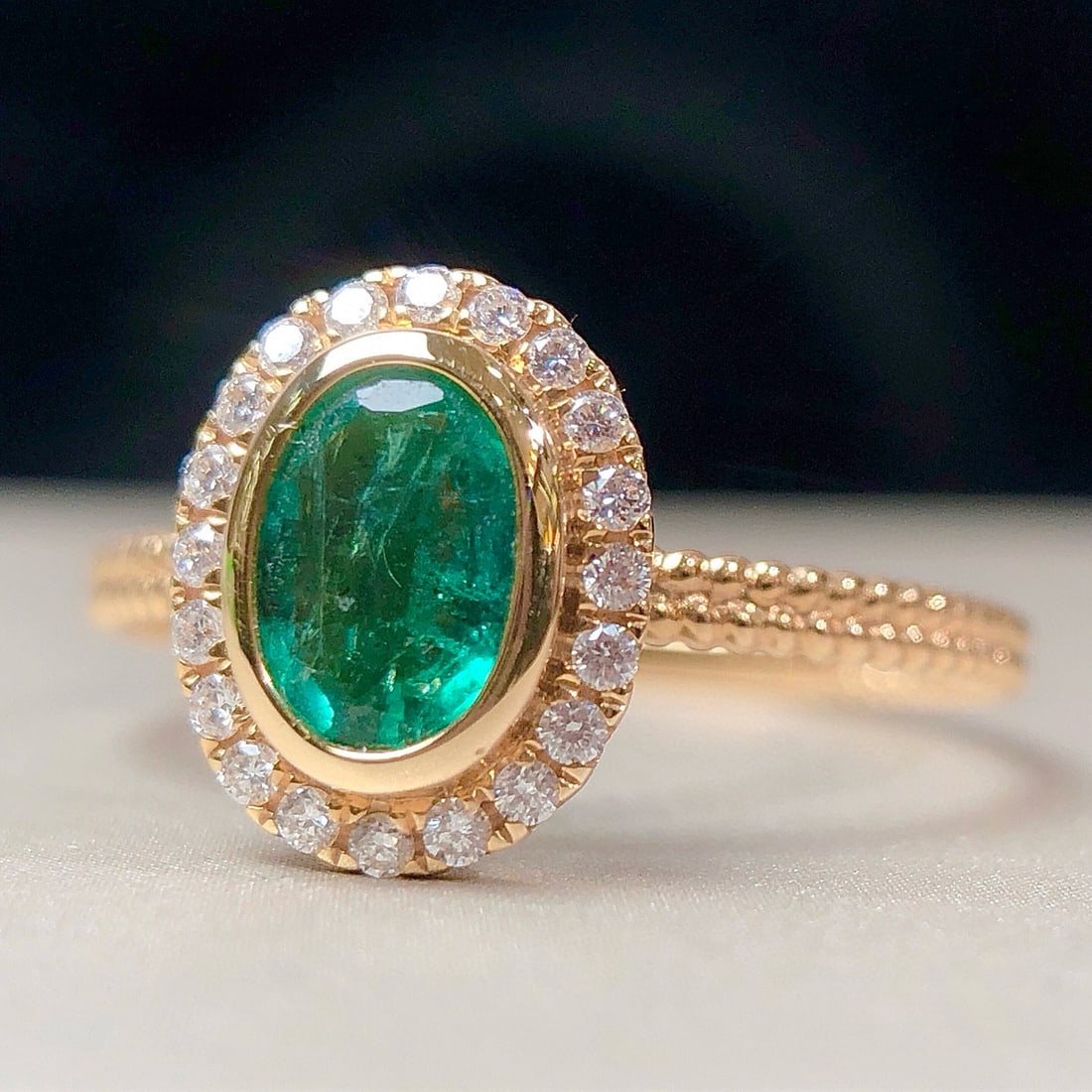 14k Gold 0.64 Ctw Vivid Green Natural Emerald & Diamond Ring - 6