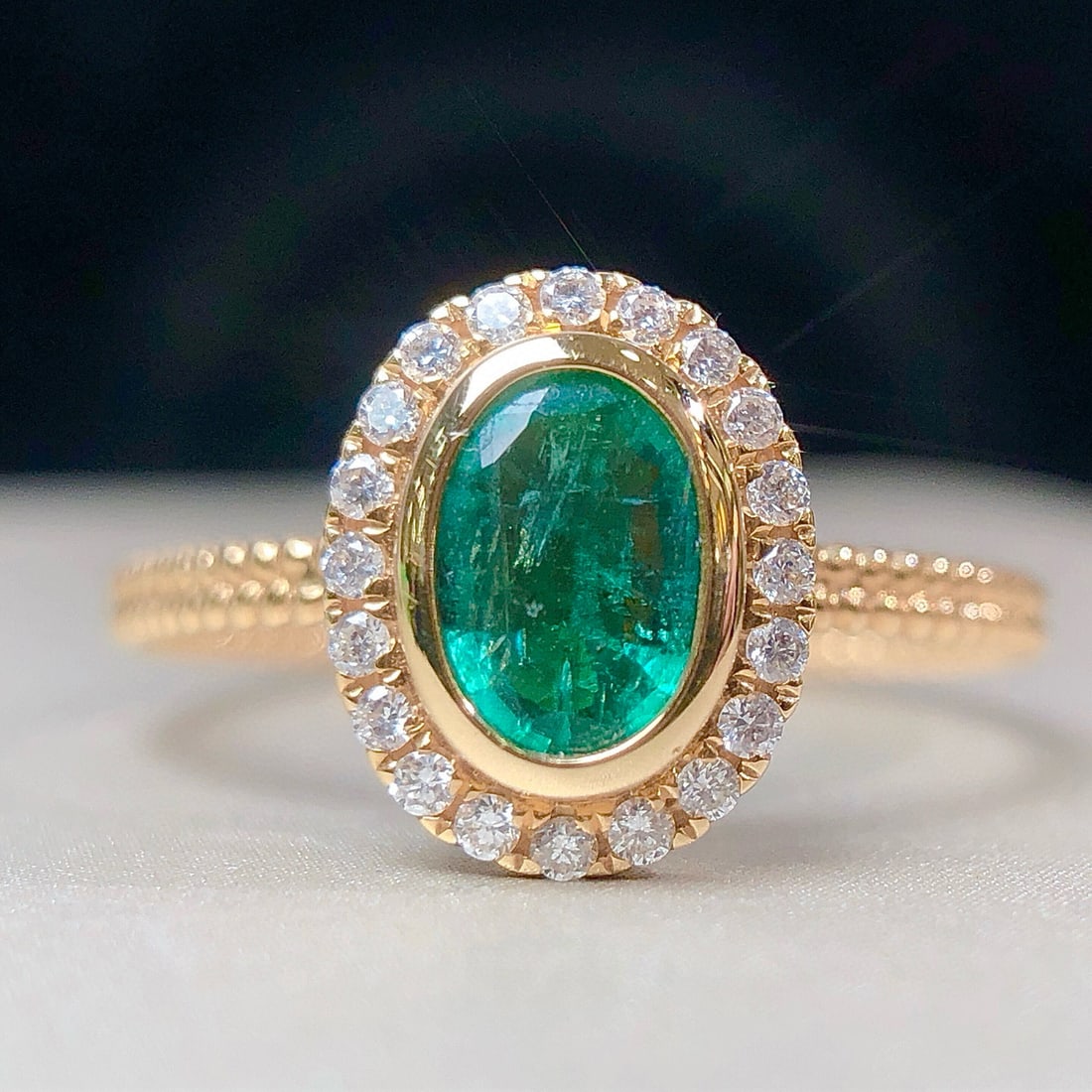 14k Gold 0.64 Ctw Vivid Green Natural Emerald & Diamond Ring - 8