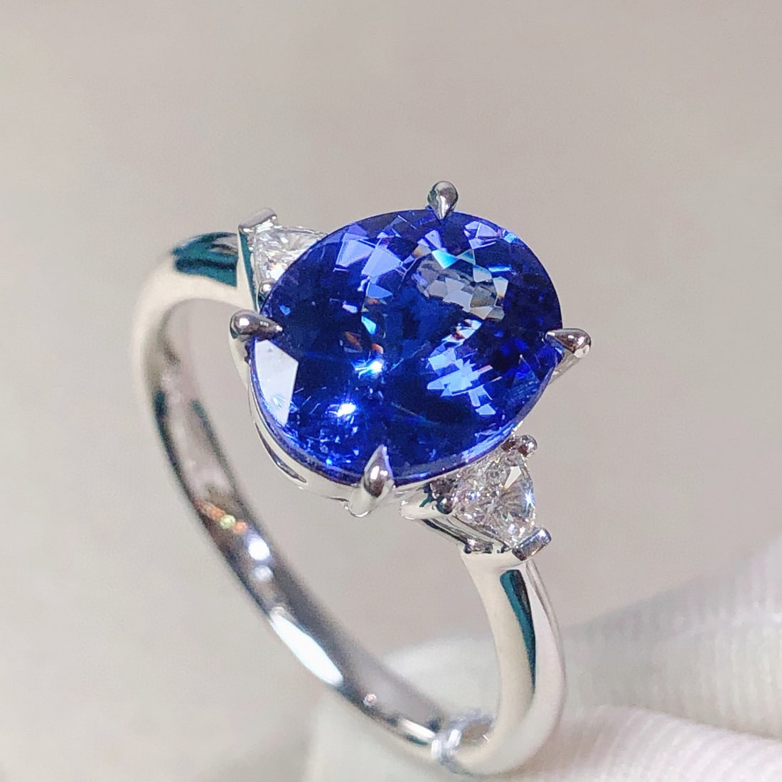 14k Gold 2.97 Ctw Natural Tanzanite & Diamond Ring: Ref:230952050 // gold content:14k gold // ring size:7. 25us // // main gemstone:tanzanite // shape:oval // carat weight:2. 82ct // color:blue // treatment:natural // // adjacent gemstone 2 : diamond /