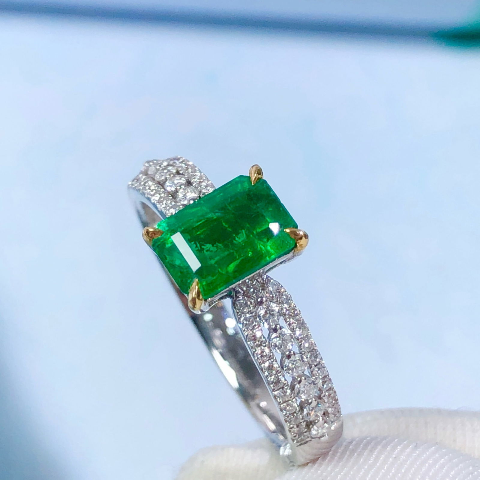 14k Gold 1.26 Ctw Vivid Green Natural Emerald & Diamond Ring - 5