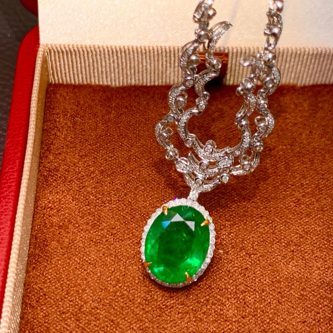 14k Gold 5.7 Ct Vivid Green Natural Emerald & Diamond Necklace: Ref:230952059 // gold content:14k gold // main gemstone:emerald // shape:oval // carat weight:5. 7ct // color:vivid green // treatment:natural // // adjacent gemstone 2 : diamond // shape:round // cla