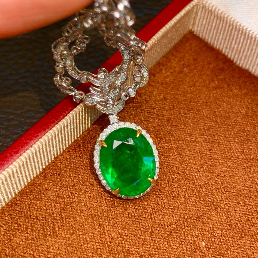 14k Gold 5.7 Ct Vivid Green Natural Emerald & Diamond Necklace - 2