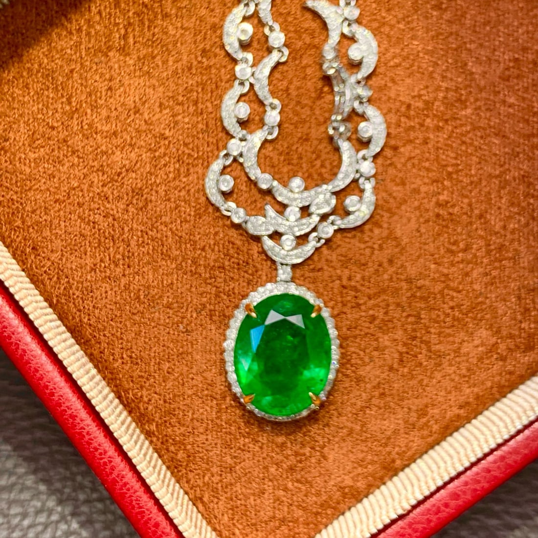 14k Gold 5.7 Ct Vivid Green Natural Emerald & Diamond Necklace - 3