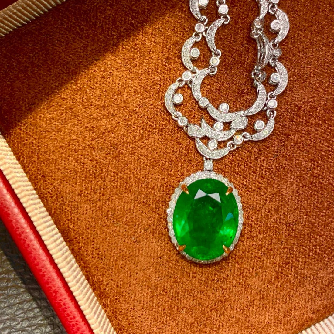 14k Gold 5.7 Ct Vivid Green Natural Emerald & Diamond Necklace - 4