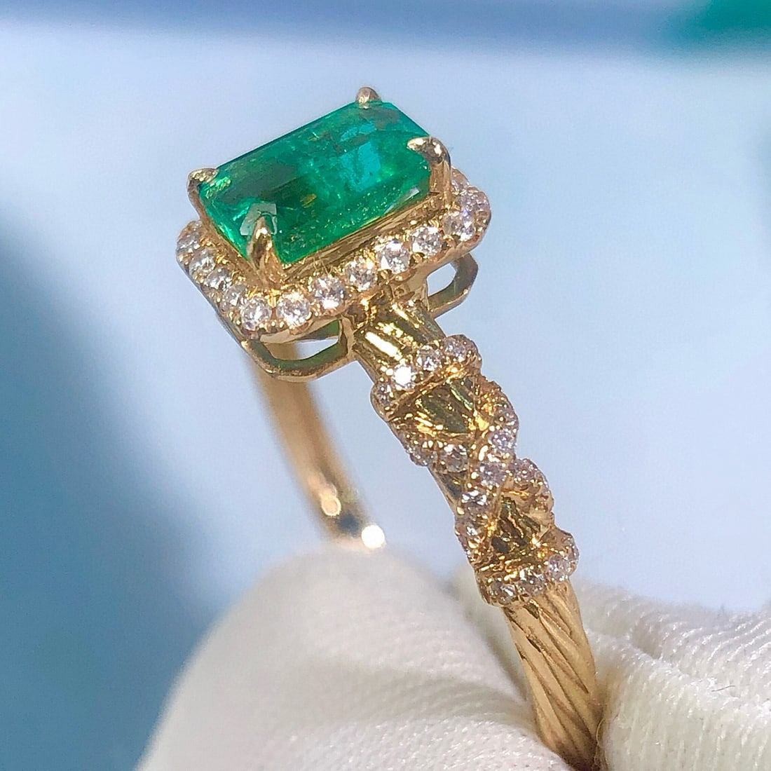 14k Gold 0.86 Ctw Vivid Green Natural Emerald & Diamond Ring - 5
