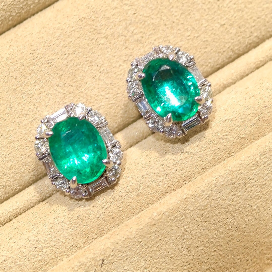 14k Gold 2.76 Ctw Natural Emerald & Diamond Earrings: Ref:230952064 // gold content:14k gold // main gemstone:emerald // shape:oval // carat weight:2. 20ct // color:green // treatment:natural // // adjacent gemstone 2 : diamond // shape:multiply //