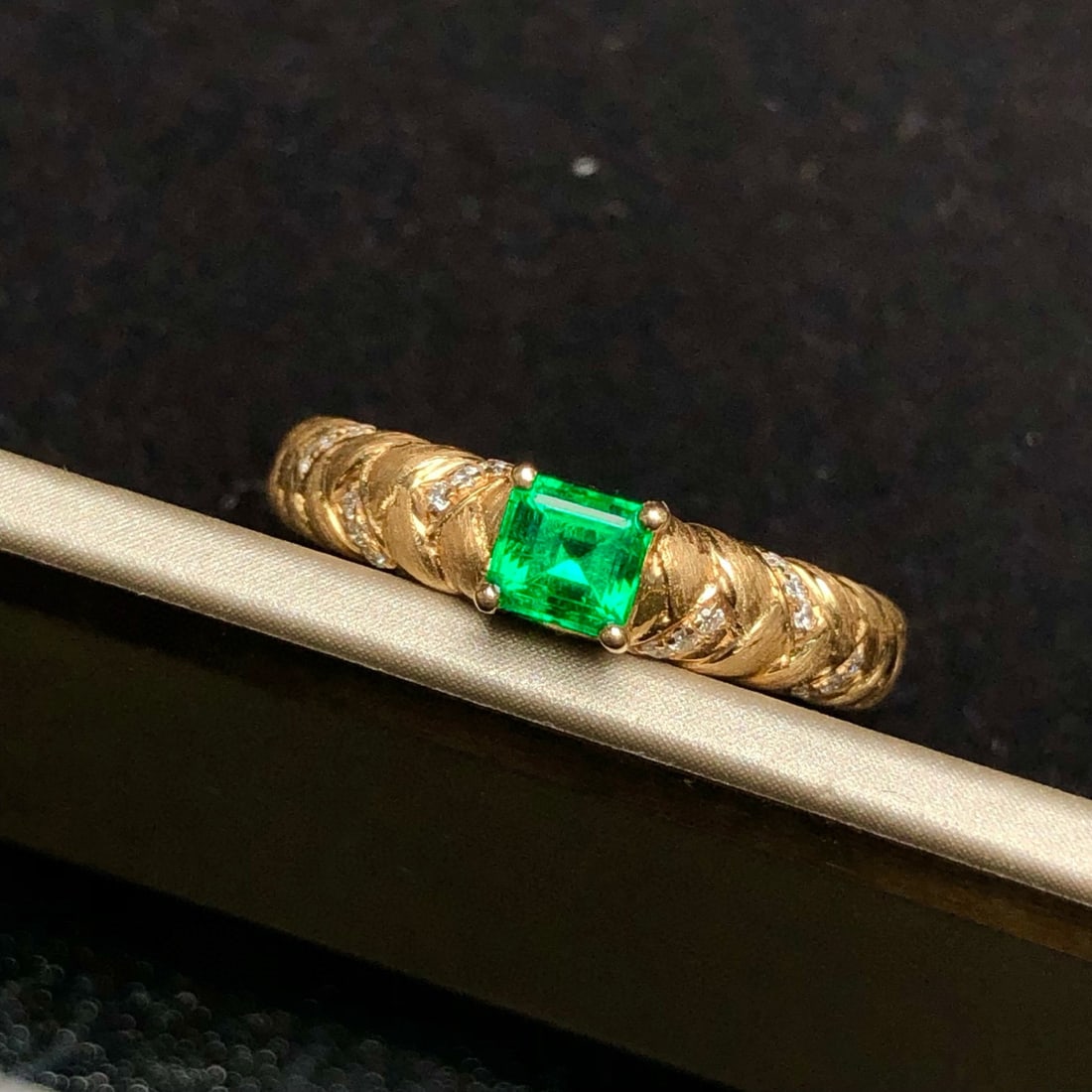 14k Gold 0.36 Ctw Natural Emerald & Diamond Ring - 3