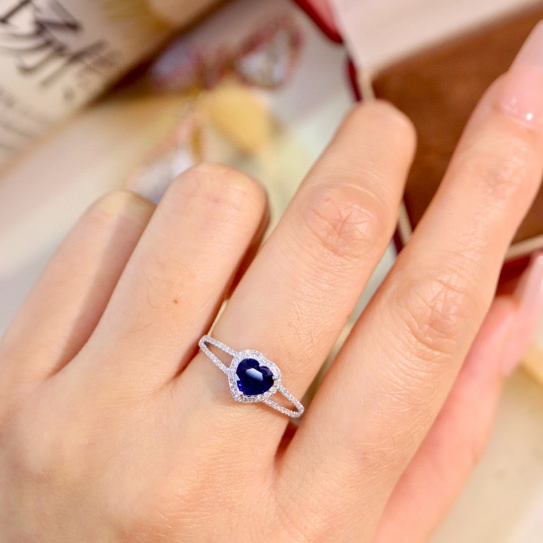 14k Gold 0.95 Ctw Vivid Blue Natural Sapphire & Diamond Ring - 8