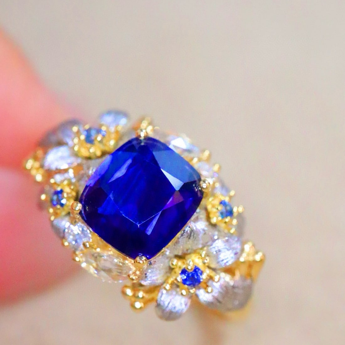 14k Gold 1.5 Ct Vivid Blue Natural Sapphire & Diamond Ring: Ref:230952074 // gold content:14k gold // ring size:7. 25us // // main gemstone:sapphire // shape:cushion // carat weight:1. 5ct // color:vivid blue // treatment:natural // // adjacent gemstone 2 : di